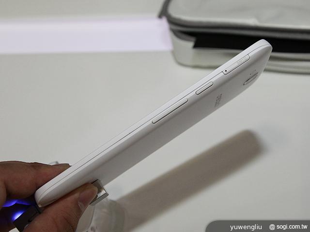 Alcatel Hero、Evo 8HD等5款OneTouch新機動手玩【IFA 2013】