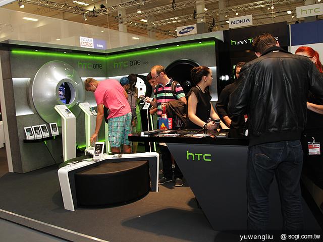 新HTC One極光藍新色 德國搶先動手玩【IFA 2013】 新HTC One極光藍新色 德國搶先動手玩【IFA 2013】