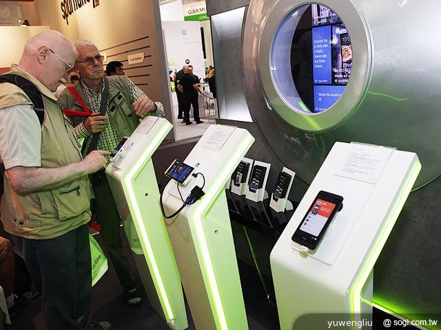 新HTC One極光藍新色 德國搶先動手玩【IFA 2013】 新HTC One極光藍新色 德國搶先動手玩【IFA 2013】
