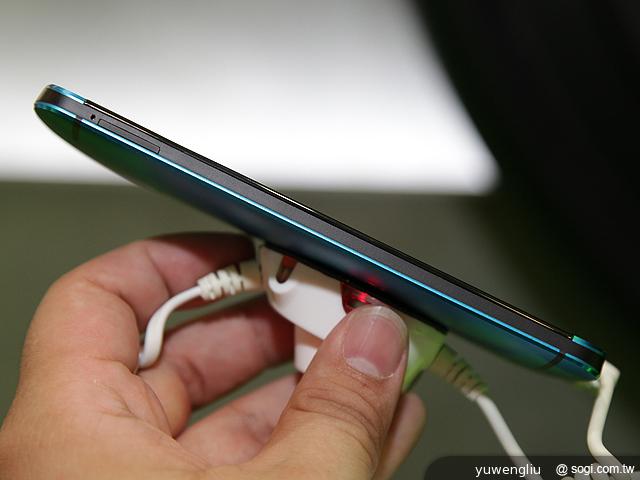 新HTC One極光藍新色 德國搶先動手玩【IFA 2013】 新HTC One極光藍新色 德國搶先動手玩【IFA 2013】