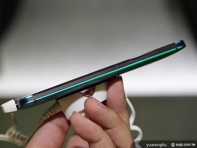 新HTC One極光藍新色 德國搶先動手玩【IFA 2013】 新HTC One極光藍新色 德國搶先動手玩【IFA 2013】