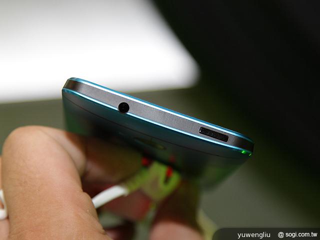 新HTC One極光藍新色 德國搶先動手玩【IFA 2013】 新HTC One極光藍新色 德國搶先動手玩【IFA 2013】