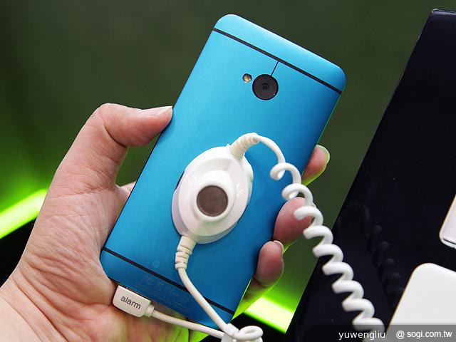 新HTC One極光藍新色 德國搶先動手玩【IFA 2013】 新HTC One極光藍新色 德國搶先動手玩【IFA 2013】