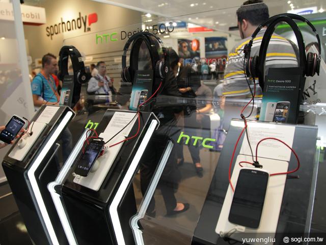 新HTC One極光藍新色 德國搶先動手玩【IFA 2013】 新HTC One極光藍新色 德國搶先動手玩【IFA 2013】