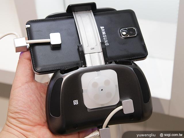 三星新款藍牙遊戲手把 搭配Note 3動手玩【IFA 2013】