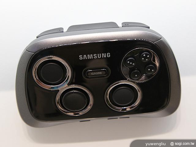 三星新款藍牙遊戲手把 搭配Note 3動手玩【IFA 2013】