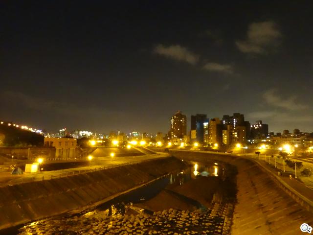 Sony DSC-QX10外掛式相機 補足手機、平板拍照功能 Sony DSC-QX10外掛式相機 補足手機、平板拍照功能