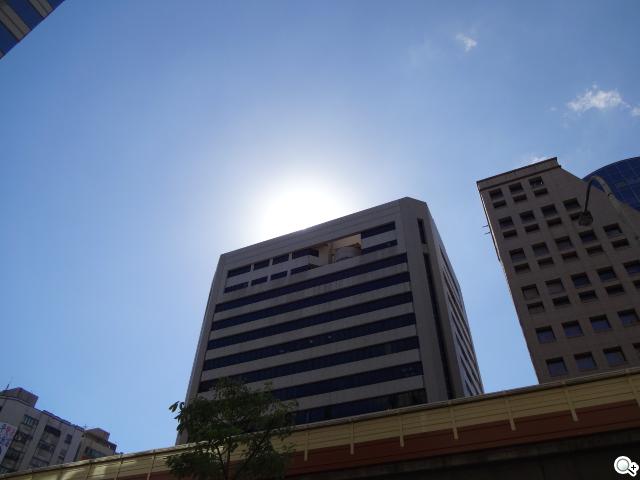 Sony DSC-QX10外掛式相機 補足手機、平板拍照功能 Sony DSC-QX10外掛式相機 補足手機、平板拍照功能