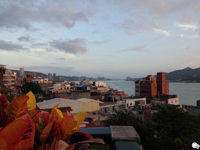 Sony DSC-QX10外掛式相機 補足手機、平板拍照功能 Sony DSC-QX10外掛式相機 補足手機、平板拍照功能