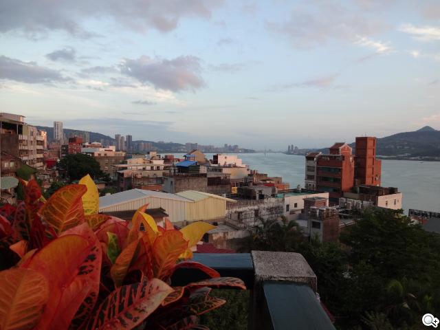 Sony DSC-QX10外掛式相機 補足手機、平板拍照功能 Sony DSC-QX10外掛式相機 補足手機、平板拍照功能