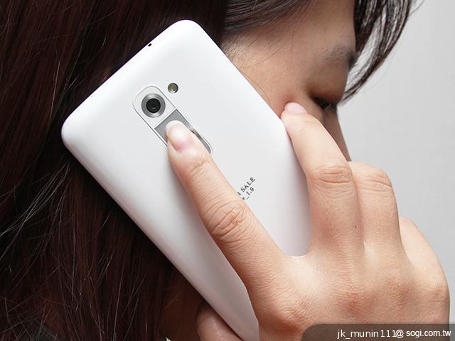 5.2吋樂金旗艦機皇LG G2 後置按鍵獨特體驗