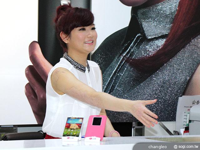 LG G2手機創佳績 一日店長Selina親授金手指舞