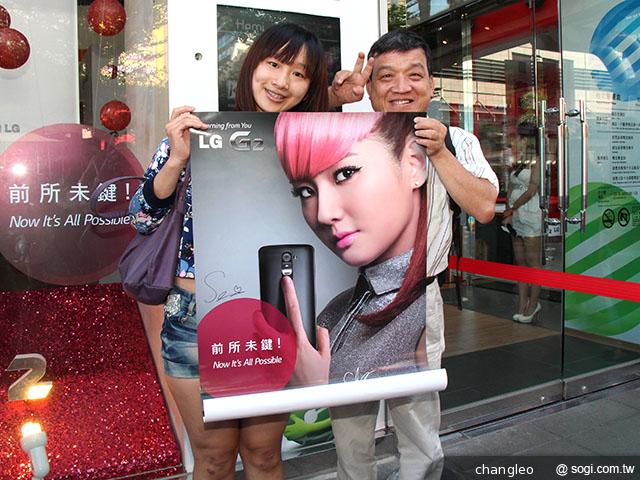 LG G2手機創佳績 一日店長Selina親授金手指舞