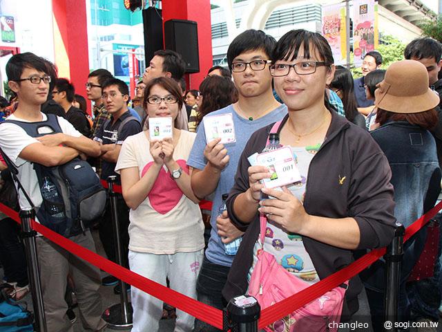 LG G2手機創佳績 一日店長Selina親授金手指舞