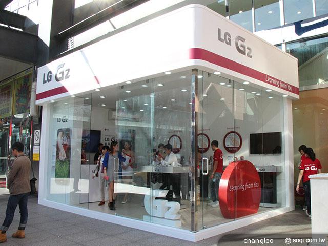 LG G2手機創佳績 一日店長Selina親授金手指舞