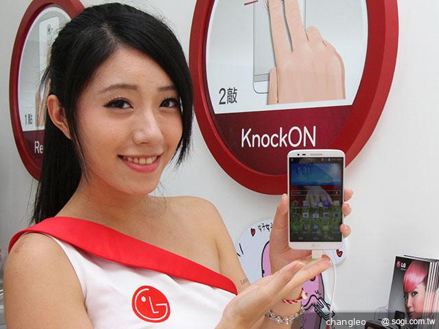 LG G2手機創佳績 一日店長Selina親授金手指舞