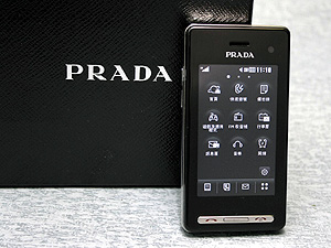 迷人風采！PRADA II KF900 手機＋腕表 時尚嶄現