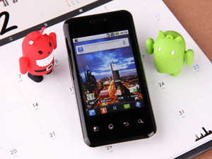 圓潤有形可愛機 LG Optimus Chic E720