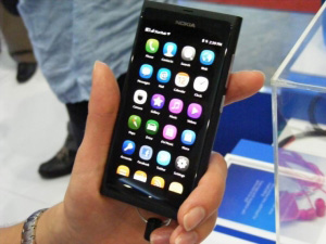 首款MeeGo手機 NOKIA N9實機亮相【CommunicAsia 2011】