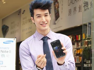 三星GALAXY Note II開賣 錦榮、騎馬舞突襲信義威秀
