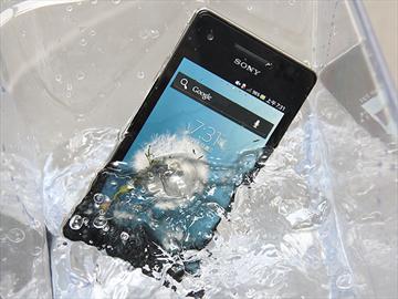 【外觀】泡水免驚！Sony Xperia V LT25i水嫩白賞析