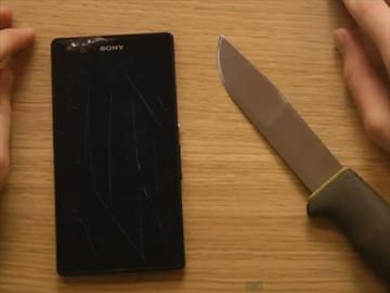 Sony Xperia Z刮花了？網友教你撕掉防爆保護膜