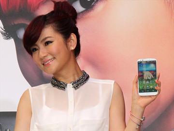 LG G2手機創佳績 一日店長Selina親授金手指舞