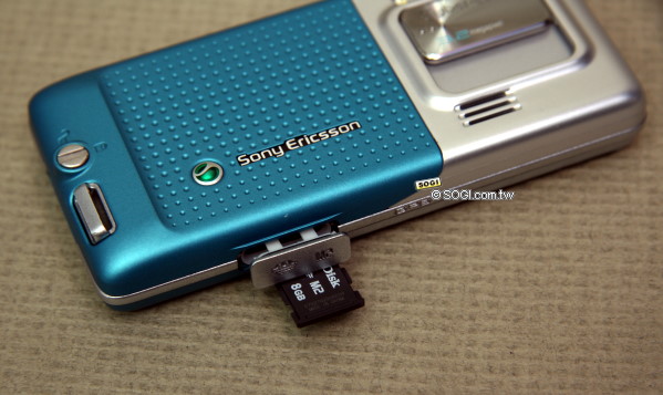 生活防水 隨按即拍 Sony Ericsson C702 生活防水 隨按即拍 Sony Ericsson C702