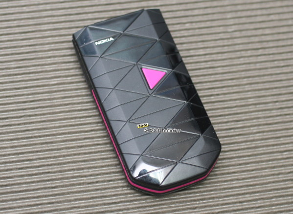超平民時尚!Nokia 7070 Prism 格紋機 超平民時尚!Nokia 7070 Prism 格紋機