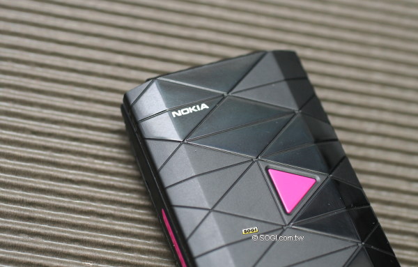 超平民時尚!Nokia 7070 Prism 格紋機 超平民時尚!Nokia 7070 Prism 格紋機