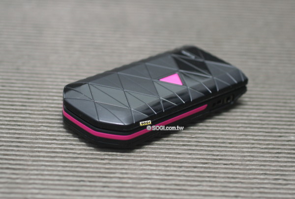 超平民時尚!Nokia 7070 Prism 格紋機 超平民時尚!Nokia 7070 Prism 格紋機