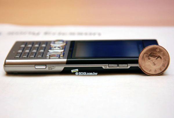 1 公分 3.5G 金屬紙片機 Sony Ericsson T700 1 公分 3.5G 金屬紙片機 Sony Ericsson T700