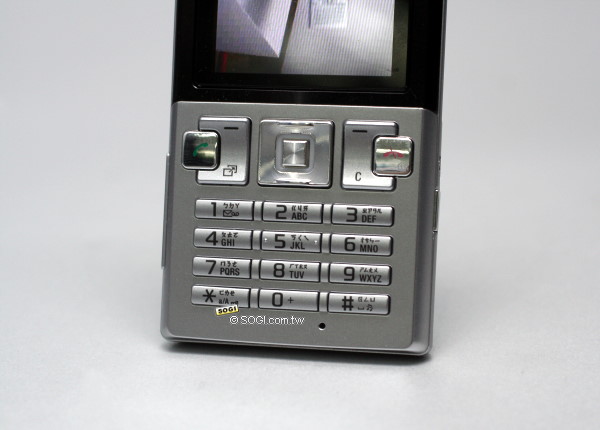 【萬元下殺】320 萬畫素、超薄 3.5 G 手機 SE T700 【萬元下殺】320 萬畫素、超薄 3.5 G 手機 SE T700