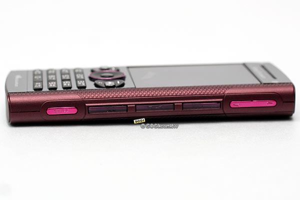 【好色賞】Sony Ericsson W902 酒紅零距離寫真