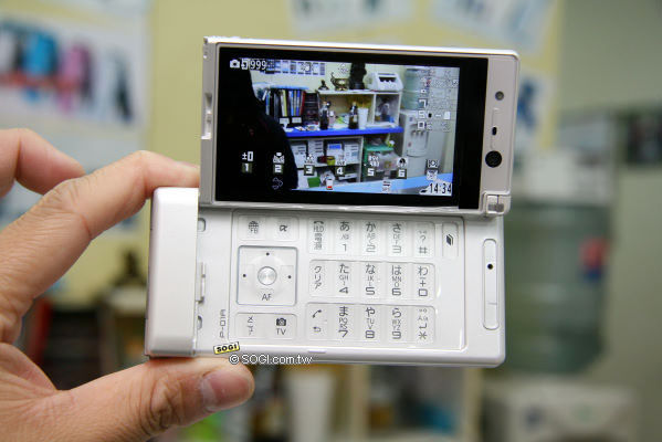 大家一起轉!Panasonic P-01A 五百萬照相手機 大家一起轉!Panasonic P-01A 五百萬照相手機