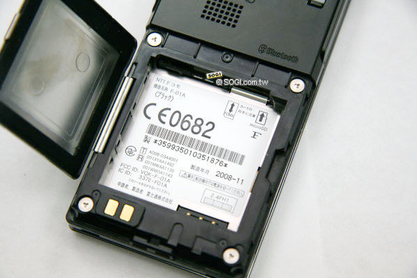 入浴不怕！520 萬畫素、防水機 Fujitsu F-01A