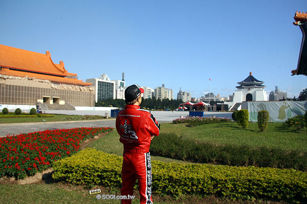 無與倫比!Samsung innov8 i8510 連賽車手也著迷 無與倫比!Samsung innov8 i8510 連賽車手也著迷