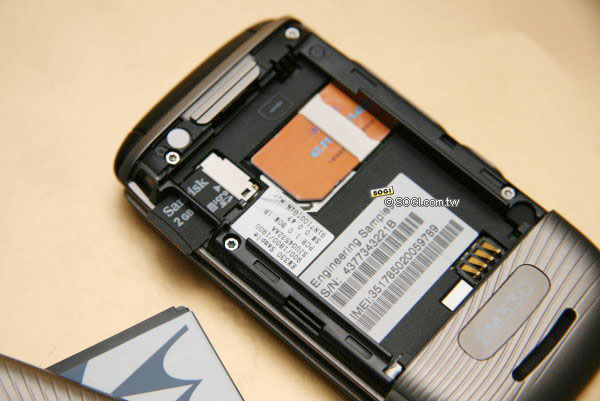 MOTO EM330 魔觸音樂 圓潤時尚鏡面便宜上架 MOTO EM330 魔觸音樂 圓潤時尚鏡面便宜上架