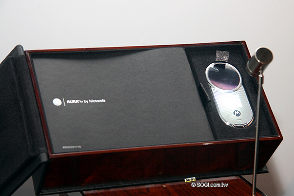 MOTO AURA 獨特精品 售價近六萬搶攻高消費族群 MOTO AURA 獨特精品 售價近六萬搶攻高消費族群