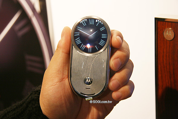 MOTO AURA 獨特精品 售價近六萬搶攻高消費族群 MOTO AURA 獨特精品 售價近六萬搶攻高消費族群