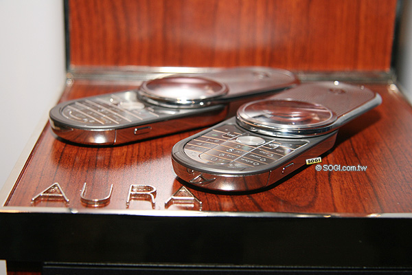 MOTO AURA 獨特精品 售價近六萬搶攻高消費族群 MOTO AURA 獨特精品 售價近六萬搶攻高消費族群