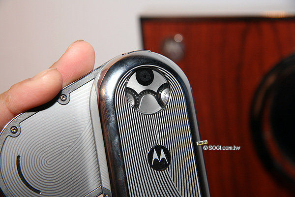 MOTO AURA 獨特精品 售價近六萬搶攻高消費族群 MOTO AURA 獨特精品 售價近六萬搶攻高消費族群