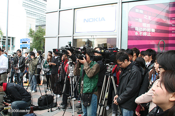 NOKIA 10 萬月薪玩到手! N-Gage 遊戲玩翻天直擊 NOKIA 10 萬月薪玩到手! N-Gage 遊戲玩翻天直擊