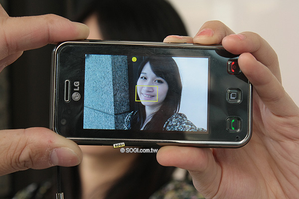 微笑對焦正夯!四款人氣手機見分曉 微笑對焦正夯!四款人氣手機見分曉