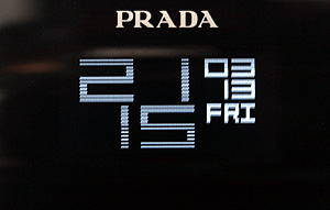 迷人風采！PRADA II KF900 手機＋腕表 時尚嶄現