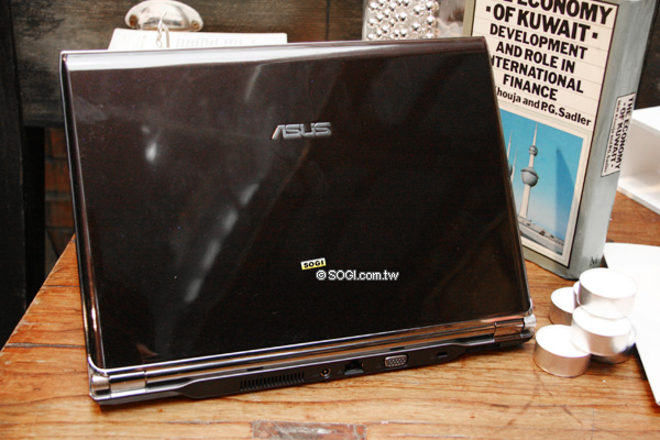 Asus P835 vs HTC Touch HD 外觀暨春季 NB 新品上市 Asus P835 vs HTC Touch HD 外觀暨春季 NB 新品上市