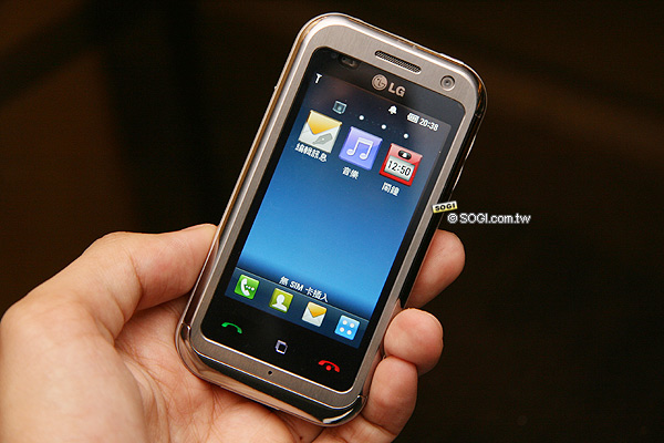 LG KM900魔術方塊轉不停 上市價17,900元 LG KM900魔術方塊轉不停 上市價17,900元