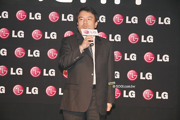 LG KM900魔術方塊轉不停 上市價17,900元 LG KM900魔術方塊轉不停 上市價17,900元