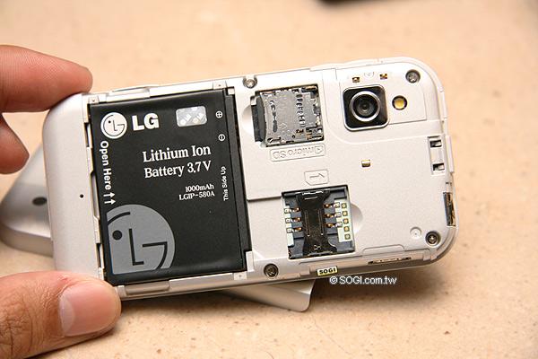 LG KM900魔術方塊轉不停 上市價17,900元 LG KM900魔術方塊轉不停 上市價17,900元