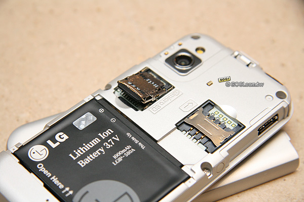 LG KM900魔術方塊轉不停 上市價17,900元 LG KM900魔術方塊轉不停 上市價17,900元